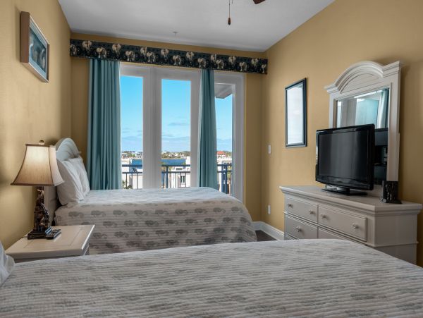 Beachfront Luxury: Stunning 4-Bedroom, 3-Bath Condo with Breathtaking Gulf Views