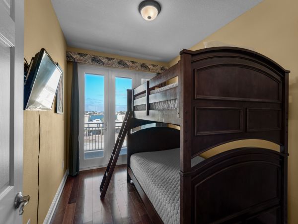 Beachfront Luxury: Stunning 4-Bedroom, 3-Bath Condo with Breathtaking Gulf Views