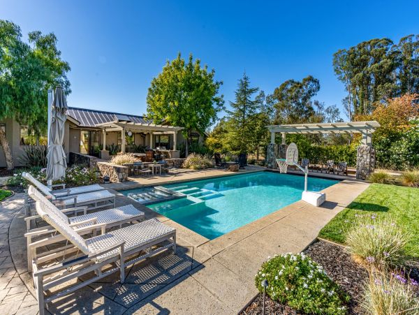 Spacious Four Bedroom Home with Private Pool & Spa