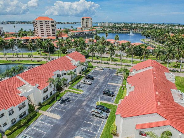 Charming 2 Bedroom Vacation Condo in St. Petersburg