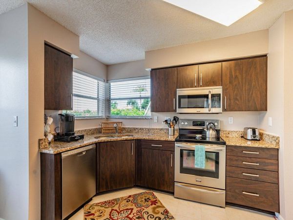 Charming 2 Bedroom Vacation Condo in St. Petersburg
