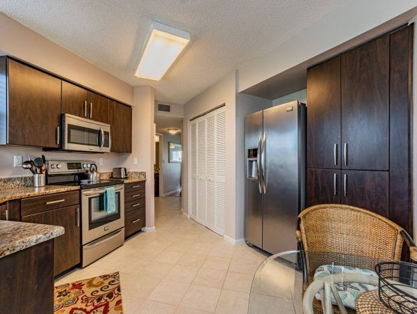 Charming 2 Bedroom Vacation Condo in St. Petersburg