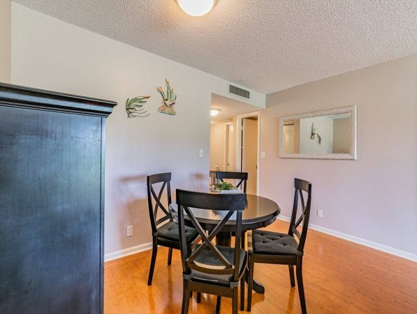 Charming 2 Bedroom Vacation Condo in St. Petersburg