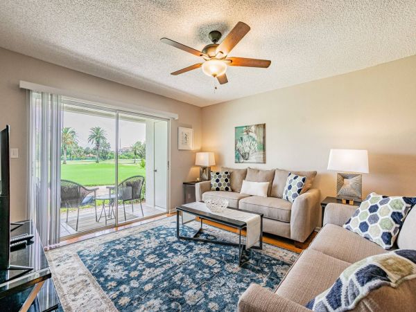 Charming 2 Bedroom Vacation Condo in St. Petersburg
