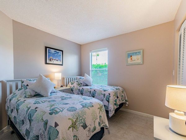 Charming 2 Bedroom Vacation Condo in St. Petersburg