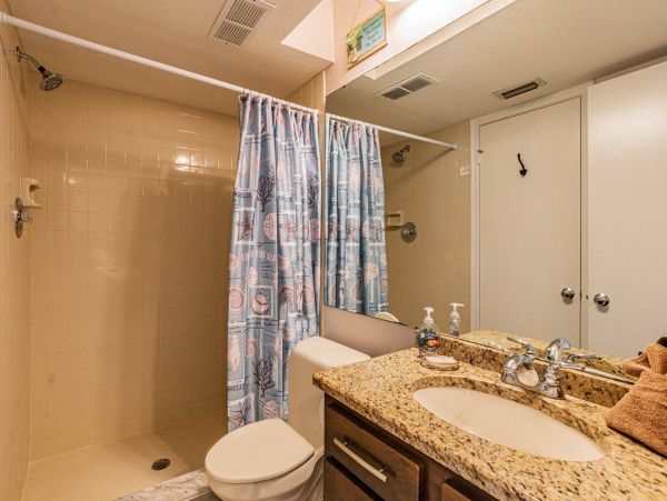 Charming 2 Bedroom Vacation Condo in St. Petersburg