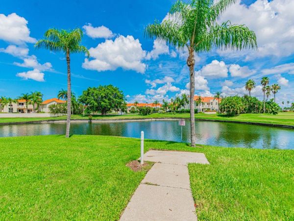Charming 2 Bedroom Vacation Condo in St. Petersburg