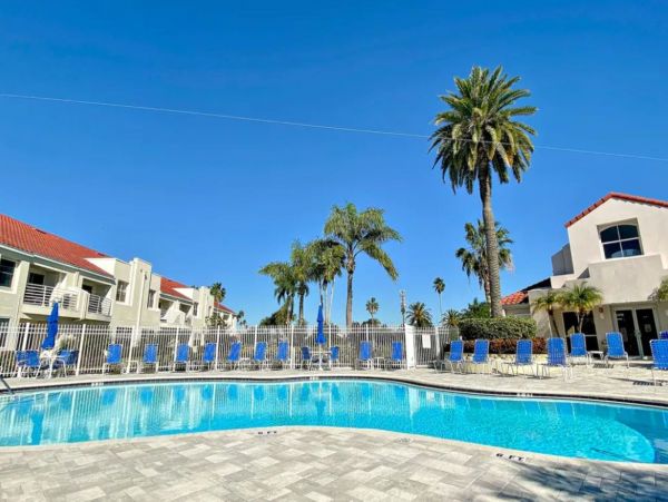 Charming 2 Bedroom Vacation Condo in St. Petersburg