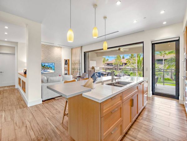 Six Bedroom Luxury Vacation Rental Pool & Mountain View in Kaanapali