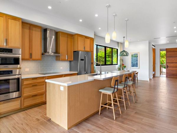 Six Bedroom Luxury Vacation Rental Pool & Mountain View in Kaanapali