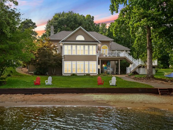 Waterfront Charming 4 Bedroom Vacation Home in Lake Norman