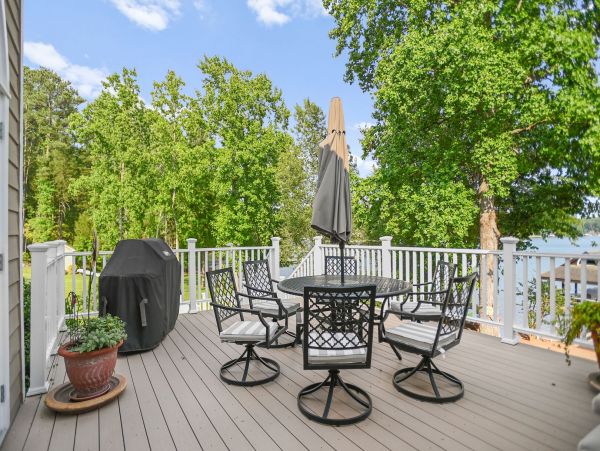 Waterfront Charming 4 Bedroom Vacation Home in Lake Norman