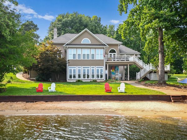 Waterfront Charming 4 Bedroom Vacation Home in Lake Norman
