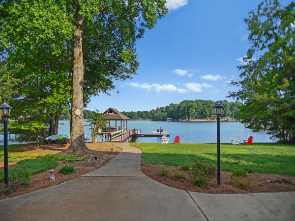 Waterfront Charming 4 Bedroom Vacation Home in Lake Norman