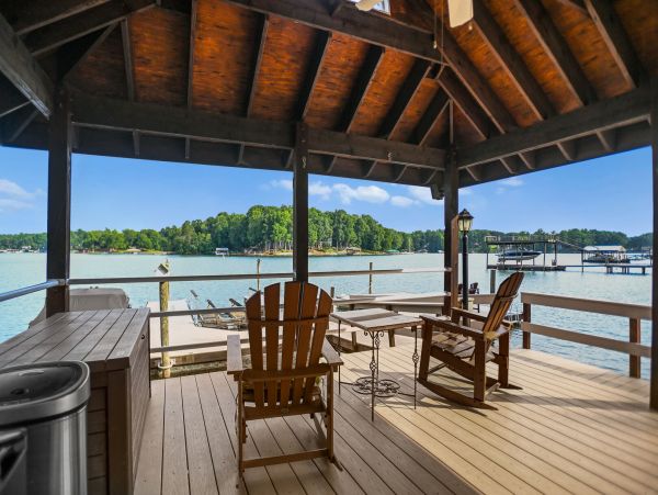 Waterfront Charming 4 Bedroom Vacation Home in Lake Norman