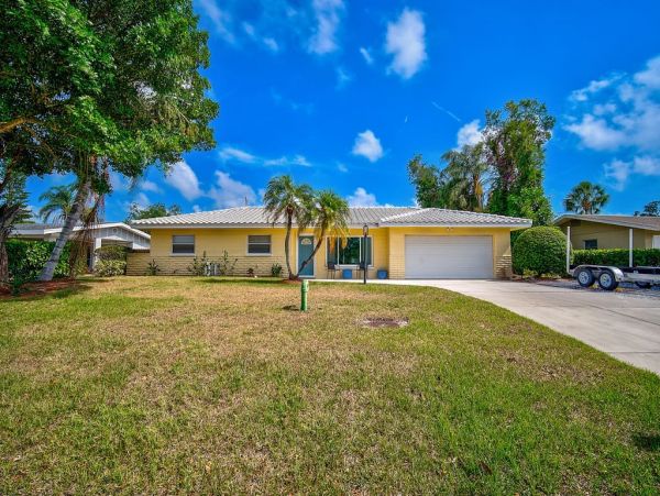 Four Bedroom Vacation Home in Sarasota with Private Pool