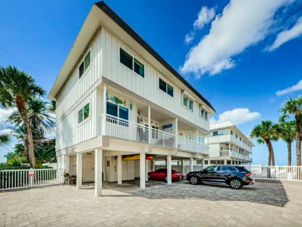 2 Bedroom- 2 bathroom Townhouse with direct beach access