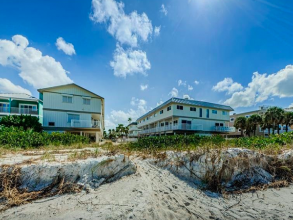 2 Bedroom- 2 bathroom Townhouse with direct beach access