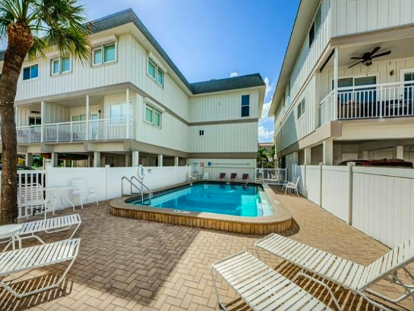 2 Bedroom- 2 bathroom Townhouse with direct beach access