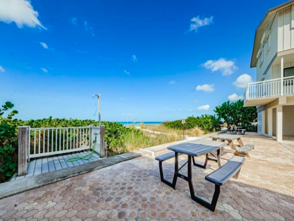 2 Bedroom- 2 bathroom Townhouse with direct beach access