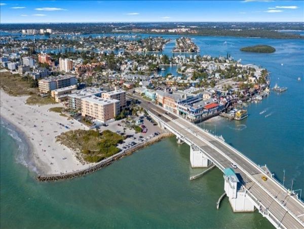 Beachfront Condo w/ 3 Bedroom in Indian Shores
