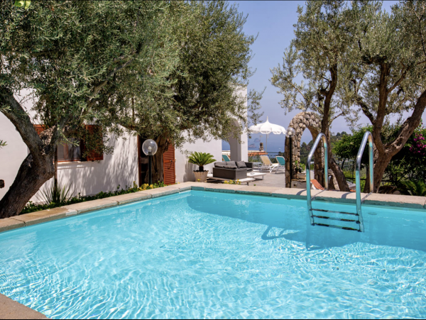 Luxury Pool Villa Modern Style & Comfort