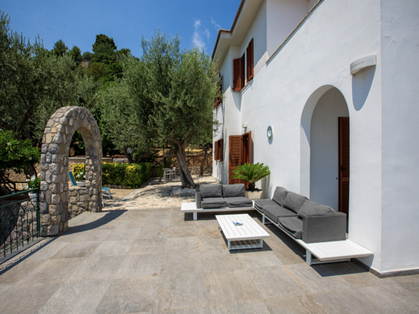Luxury Pool Villa Modern Style & Comfort