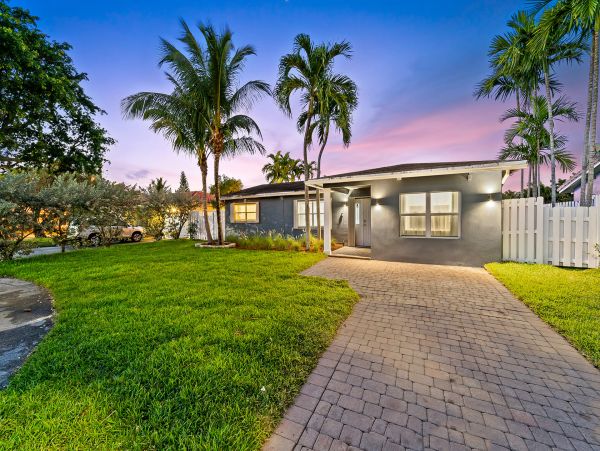 Beautiful 5BR Vacation Home with Pool, Fire pit & Waterviews