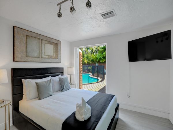 Beautiful Hollywood Beach 5 Bedroom Pool Home