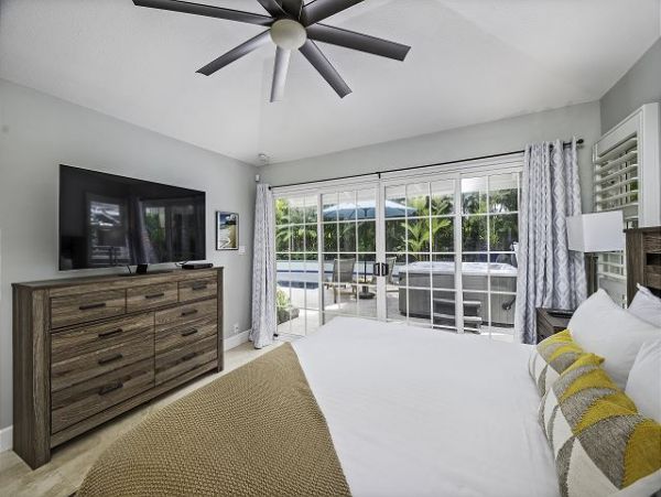 Fabulous Private Residence with Pool/Spa and Great Location