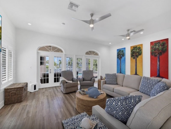 Lido Key Pool Vacation Home with 3 Bedrooms