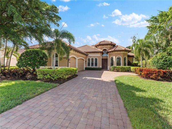New Arrival Naples Four Bedroom Vacation Home- Pool Spacious Upscale Decor
