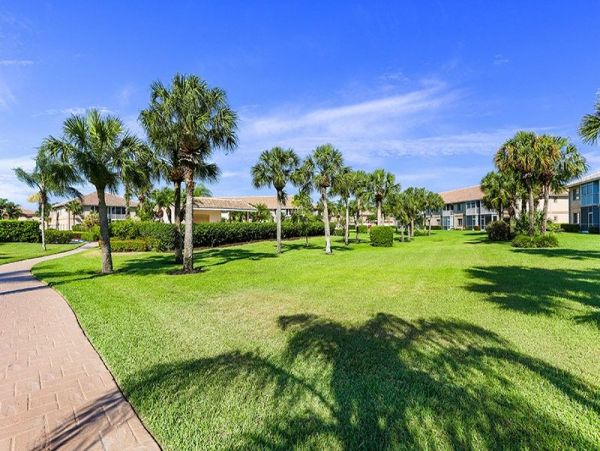 Lovely 2 Bedroom Vacation Home in Naples