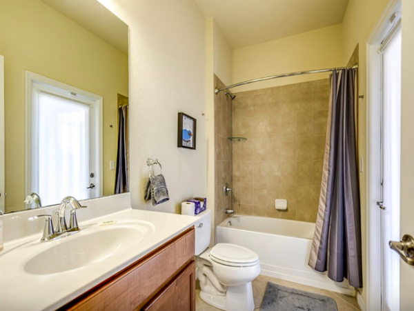 Three Bedroom Single Family Home in Naples, drive to Beach