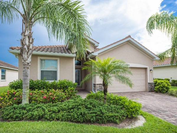 Three Bedroom Single Family Home in Naples, drive to Beach