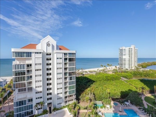 Naples Luxury Vacation Getaway Steps from the Beach
