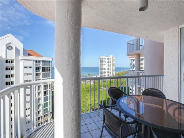 Naples Luxury Vacation Getaway Steps from the Beach