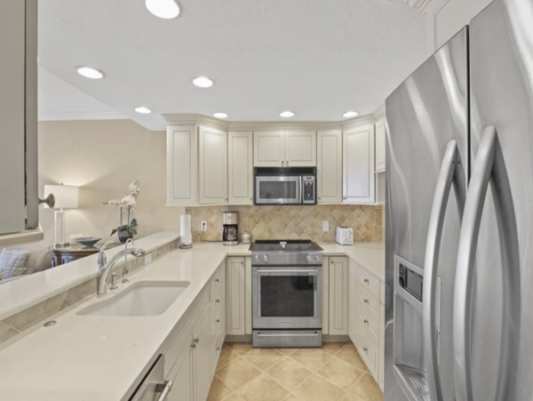 Naples Beachfront Condo Pure Delight! Penthouse!