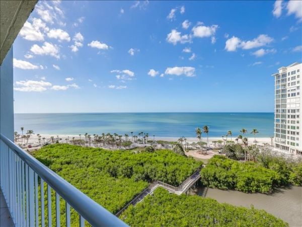 Beautiful 2-Bedroom Naples Vacation Rental with Pool Access