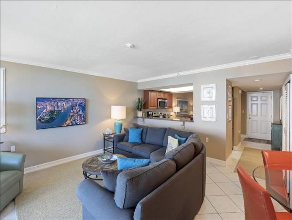 Beautiful 2-Bedroom Naples Vacation Rental with Pool Access