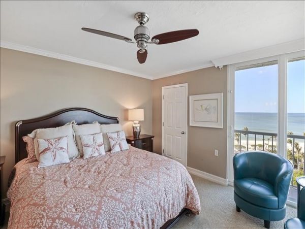 Beautiful 2-Bedroom Naples Vacation Rental with Pool Access