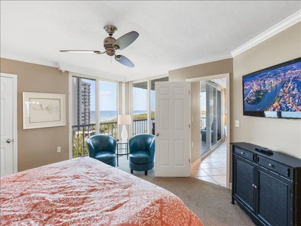 Beautiful 2-Bedroom Naples Vacation Rental with Pool Access