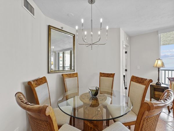 Naples Lovely Stroll to Beach Vacation Condo