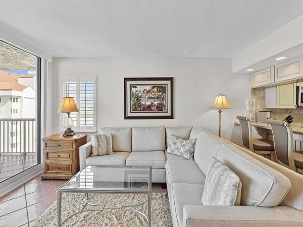 Naples Lovely Stroll to Beach Vacation Condo