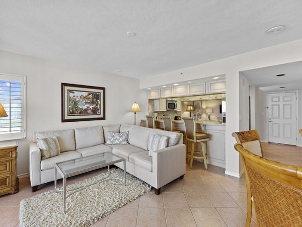 Naples Lovely Stroll to Beach Vacation Condo