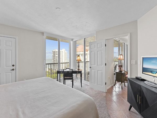 Naples Lovely Stroll to Beach Vacation Condo