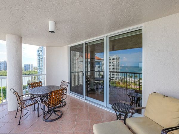 Naples Lovely Stroll to Beach Vacation Condo