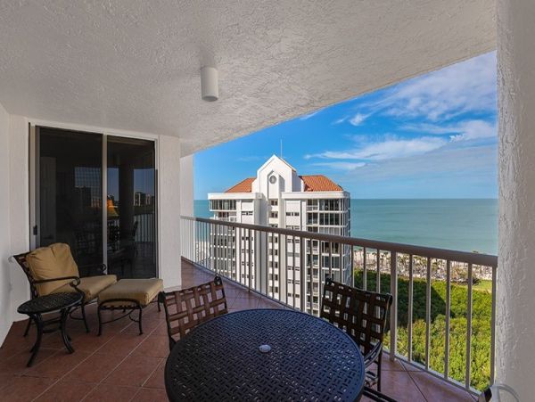Naples Lovely Stroll to Beach Vacation Condo