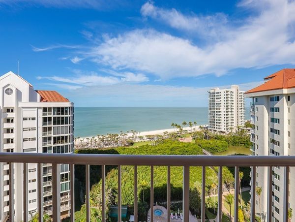 Naples Lovely Stroll to Beach Vacation Condo