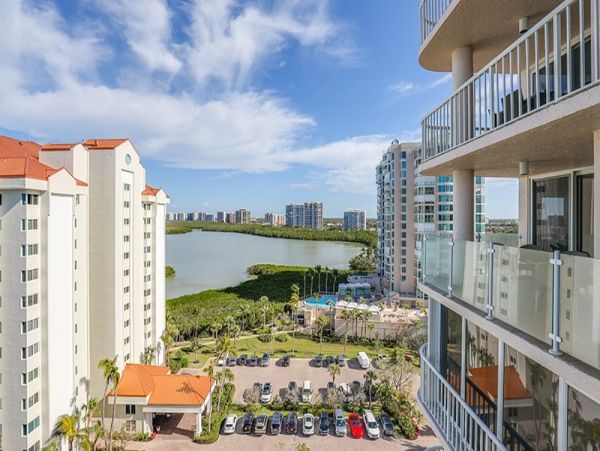 Naples Lovely Stroll to Beach Vacation Condo